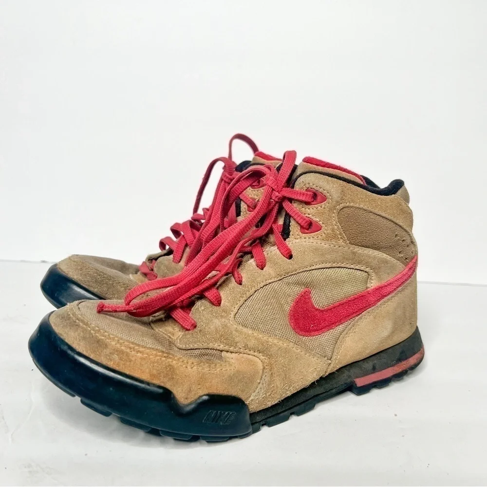 VTG 90’s Nike Caldera Plus Tan Hiking Boots Size 7 Women’s